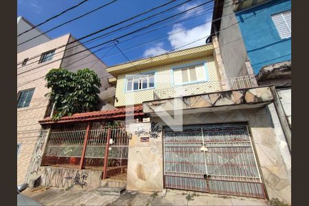 Casa à venda com 157m², 7 quartos e 1 vaga Casa à venda com 157m², 7 quartos e 1 vagaFachada