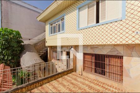 Casa à venda com 157m², 7 quartos e 1 vaga Casa à venda com 157m², 7 quartos e 1 vagaVaranda