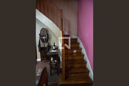 Casa à venda com 180m², 3 quartos e 2 vagasEscada