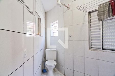 Banheiro de kitnet/studio para alugar com 1 quarto, 20m² em Vila Zat, São Paulo
