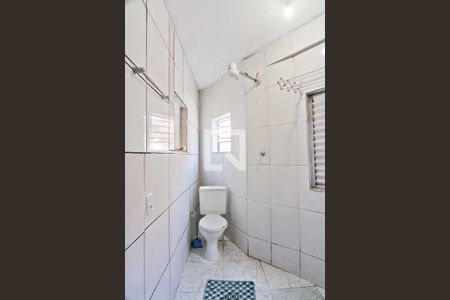 Banheiro de kitnet/studio para alugar com 1 quarto, 20m² em Vila Zat, São Paulo