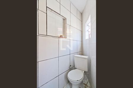 Banheiro de kitnet/studio para alugar com 1 quarto, 20m² em Vila Zat, São Paulo