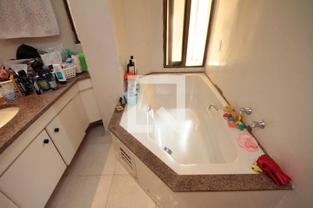 Apartamento à venda com 270m², 4 quartos e 1 vagaBanheiro da Suíte 1