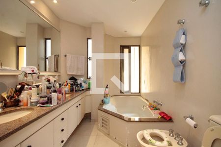 Apartamento à venda com 270m², 4 quartos e 1 vagaBanheiro da Suíte 1