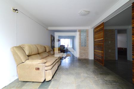 Sala de estar  1 de casa de condomínio para alugar com 2 quartos, 150m² em Roçado, São José