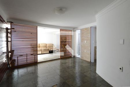 Sala de estar  1 de casa de condomínio para alugar com 2 quartos, 150m² em Roçado, São José