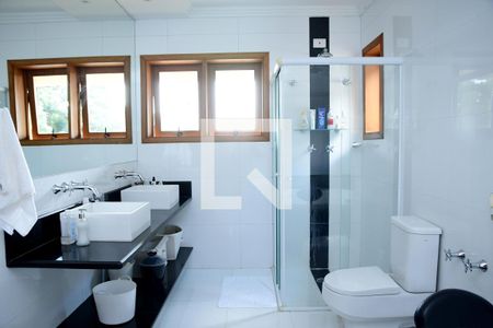 Casa de condomínio para alugar com 670m², 5 quartos e 4 vagas Casa de condomínio para alugar com 670m², 5 quartos e 4 vagasBanheiro da Suíte 1