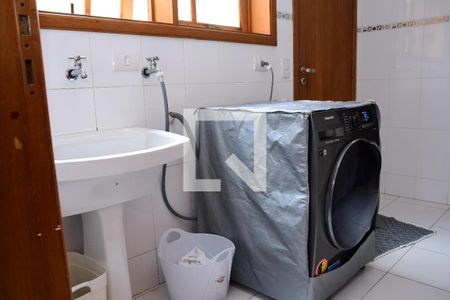 Casa de condomínio para alugar com 670m², 5 quartos e 4 vagas Casa de condomínio para alugar com 670m², 5 quartos e 4 vagasÁrea de Serviço