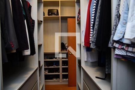 Casa de condomínio para alugar com 670m², 5 quartos e 4 vagas Casa de condomínio para alugar com 670m², 5 quartos e 4 vagasCloset da suíte 1