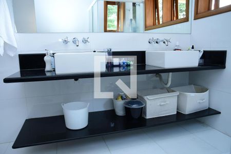 Casa de condomínio para alugar com 670m², 5 quartos e 4 vagas Casa de condomínio para alugar com 670m², 5 quartos e 4 vagasBanheiro da Suíte 1