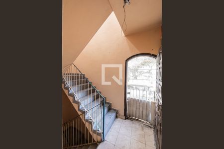 Casa à venda com 400m², 2 quartos e 2 vagasEscada