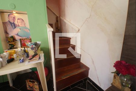 Casa à venda com 100m², 2 quartos e 2 vagasEscada