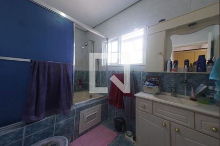 Casa à venda com 100m², 2 quartos e 2 vagasBanheiro da suíte