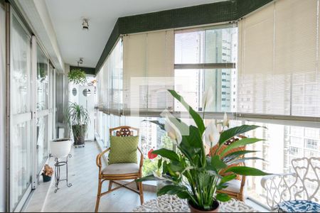 Apartamento à venda com 234m², 4 quartos e 3 vagas Apartamento à venda com 234m², 4 quartos e 3 vagasVaranda