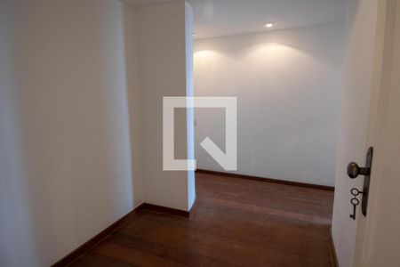 Apartamento à venda com 360m², 4 quartos e 2 vagasQuarto 