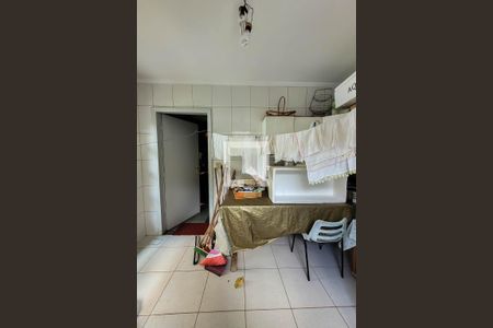 Casa à venda com 325m², 5 quartos e 5 vagasCozinha de apoio