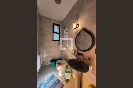 Casa à venda com 325m², 5 quartos e 5 vagasBanheiro de serviço