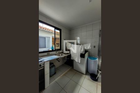 Casa à venda com 325m², 5 quartos e 5 vagasCozinha de apoio