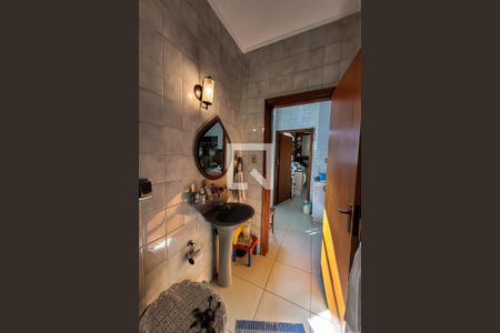 Casa à venda com 325m², 5 quartos e 5 vagasBanheiro de serviço