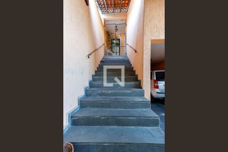 Casa à venda com 115m², 3 quartos e 3 vagasEscada Entrada