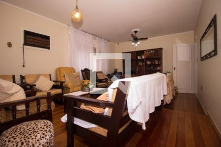 Casa para alugar com 4 quartos, 170m² em Medianeira, Porto Alegre