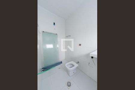Banheiro de kitnet/studio para alugar com 1 quarto, 70m² em João Pinheiro, Belo Horizonte