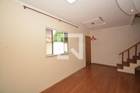Sala de casa para alugar com 2 quartos, 78m² em Marechal Hermes, Rio de Janeiro