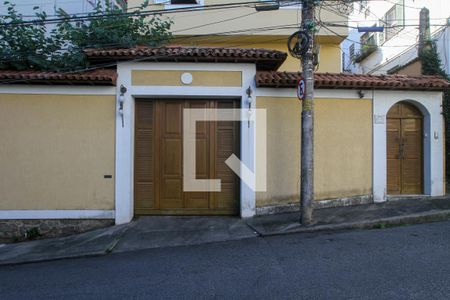 Casa à venda com 411m², 5 quartos e 2 vagasFachada da Casa