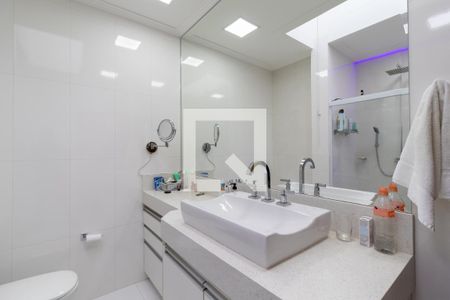 Casa à venda com 700m², 3 quartos e 8 vagasBanheiro da Suíte 1