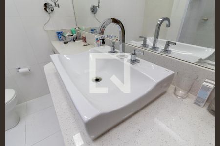 Casa à venda com 700m², 3 quartos e 8 vagasBanheiro da Suíte 1