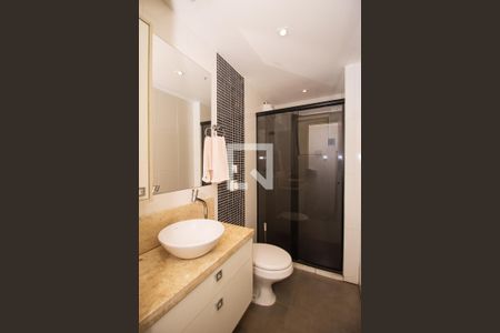 Banheiro de apartamento à venda com 1 quarto, 38m² em Centro Histórico, Porto Alegre