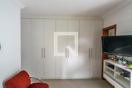 Casa à venda com 300m², 4 quartos e 5 vagasSuíte 2