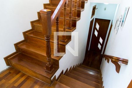 Casa para alugar com 237m², 4 quartos e 4 vagas Casa para alugar com 237m², 4 quartos e 4 vagasEscadas