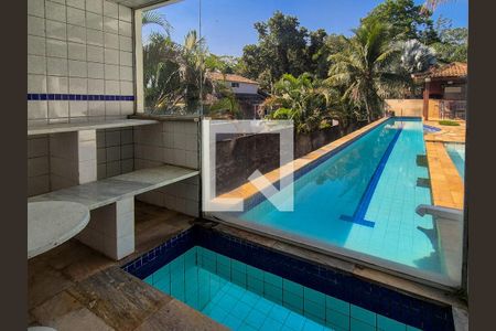 Casa de condomínio à venda com 370m², 6 quartos e 3 vagas Casa de condomínio à venda com 370m², 6 quartos e 3 vagasÁrea Externa