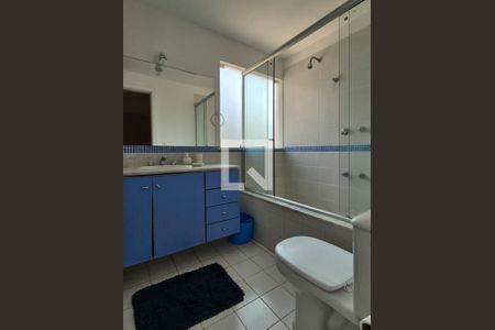 Casa de condomínio à venda com 370m², 6 quartos e 3 vagas Casa de condomínio à venda com 370m², 6 quartos e 3 vagasBanheiro 2