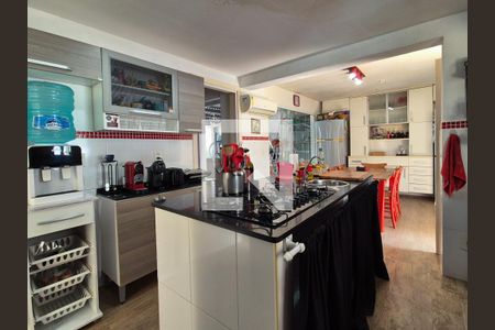 Casa de condomínio à venda com 370m², 6 quartos e 3 vagas Casa de condomínio à venda com 370m², 6 quartos e 3 vagasCozinha