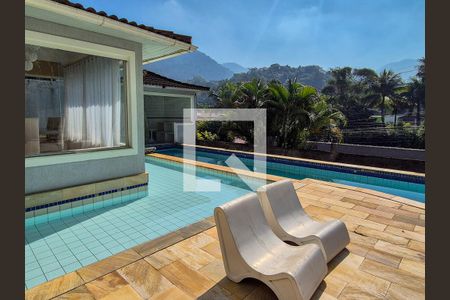 Casa de condomínio à venda com 370m², 6 quartos e 3 vagas Casa de condomínio à venda com 370m², 6 quartos e 3 vagasÁrea Externa