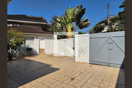 Casa de condomínio à venda com 370m², 6 quartos e 3 vagas Casa de condomínio à venda com 370m², 6 quartos e 3 vagasÁrea Externa