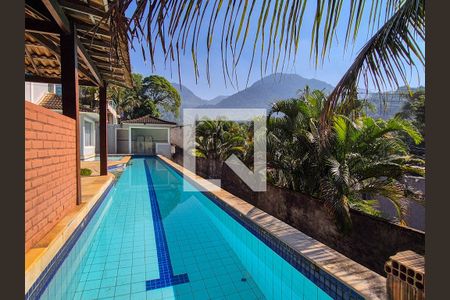 Casa de condomínio à venda com 370m², 6 quartos e 3 vagas Casa de condomínio à venda com 370m², 6 quartos e 3 vagasÁrea Externa