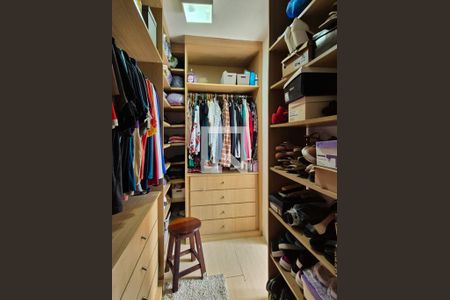 Casa de condomínio à venda com 370m², 6 quartos e 3 vagas Casa de condomínio à venda com 370m², 6 quartos e 3 vagasCloset