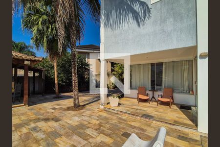 Casa de condomínio à venda com 370m², 6 quartos e 3 vagas Casa de condomínio à venda com 370m², 6 quartos e 3 vagasÁrea Externa