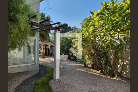 Casa de condomínio à venda com 370m², 6 quartos e 3 vagas Casa de condomínio à venda com 370m², 6 quartos e 3 vagasÁrea Externa