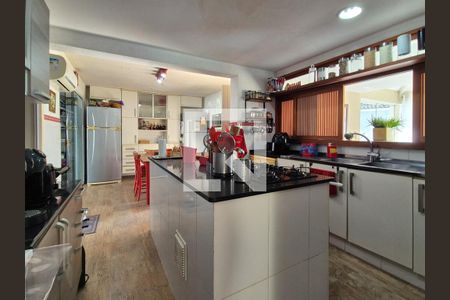 Casa de condomínio à venda com 370m², 6 quartos e 3 vagas Casa de condomínio à venda com 370m², 6 quartos e 3 vagasCozinha