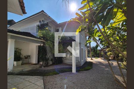 Casa de condomínio à venda com 370m², 6 quartos e 3 vagas Casa de condomínio à venda com 370m², 6 quartos e 3 vagasÁrea Externa