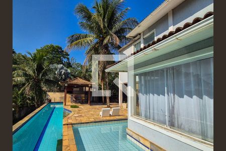 Casa de condomínio à venda com 370m², 6 quartos e 3 vagas Casa de condomínio à venda com 370m², 6 quartos e 3 vagasÁrea Externa