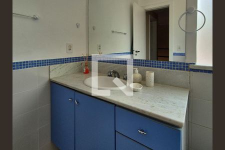 Casa de condomínio à venda com 370m², 6 quartos e 3 vagas Casa de condomínio à venda com 370m², 6 quartos e 3 vagasBanheiro 2