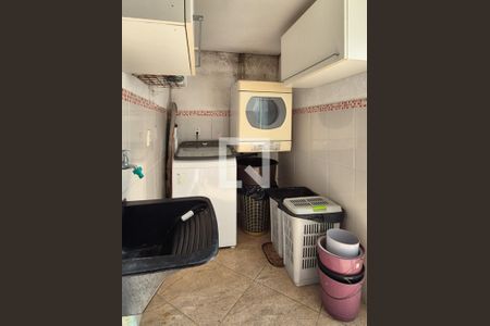 Casa de condomínio à venda com 370m², 6 quartos e 3 vagas Casa de condomínio à venda com 370m², 6 quartos e 3 vagasÁrea de Serviço