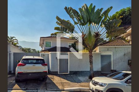 Casa de condomínio à venda com 370m², 6 quartos e 3 vagas Casa de condomínio à venda com 370m², 6 quartos e 3 vagasFachada