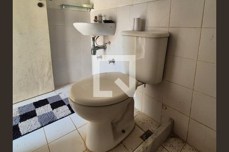 Casa de condomínio à venda com 370m², 6 quartos e 3 vagas Casa de condomínio à venda com 370m², 6 quartos e 3 vagasBanheiro de Serviço