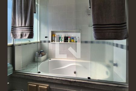 Casa de condomínio à venda com 370m², 6 quartos e 3 vagas Casa de condomínio à venda com 370m², 6 quartos e 3 vagasBanheiro 1